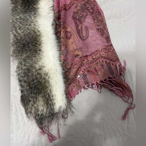Fur Lined Shawl - Beautiful Pink Elephant pattern - Picture 2 of 4